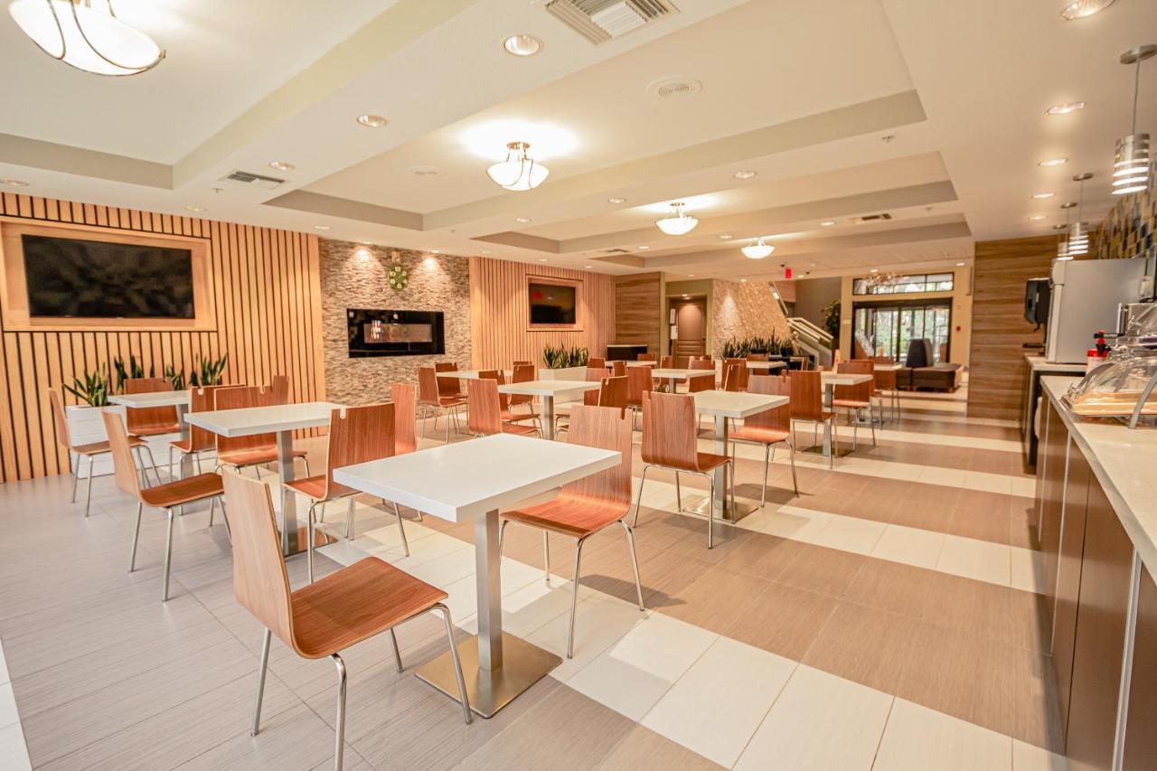 Days Inn & Suites By Wyndham Fort Myers Near Jetblue Park Bagian luar foto