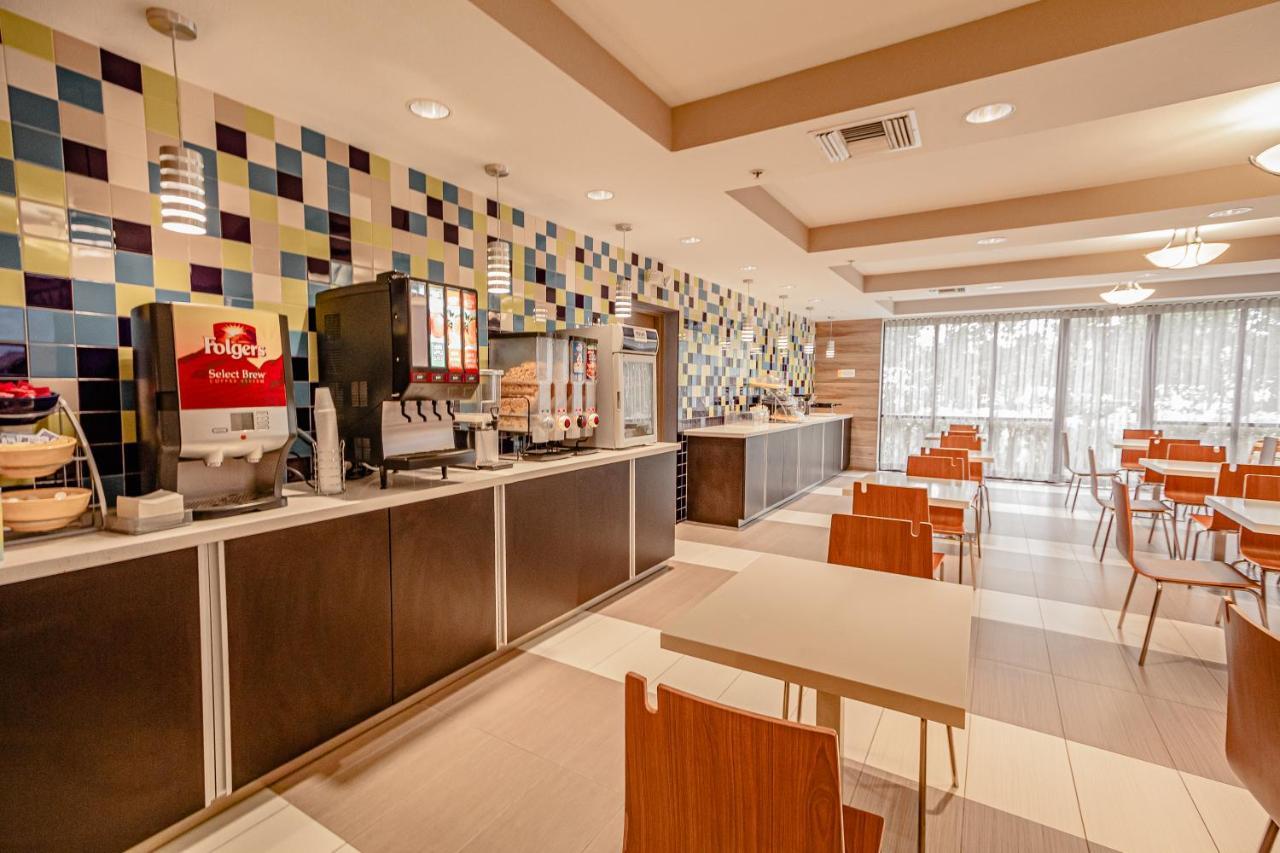 Days Inn & Suites By Wyndham Fort Myers Near Jetblue Park Bagian luar foto