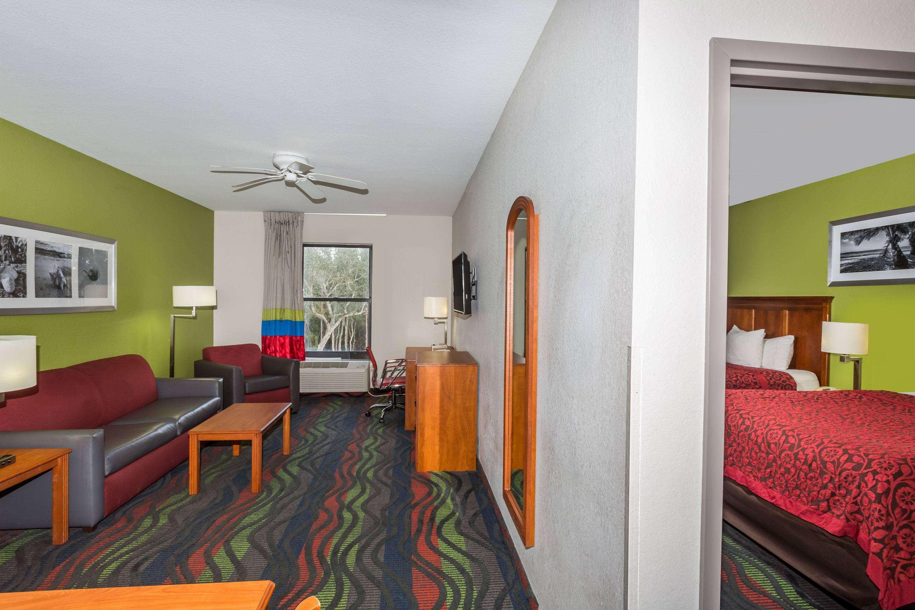 Days Inn & Suites By Wyndham Fort Myers Near Jetblue Park Bagian luar foto