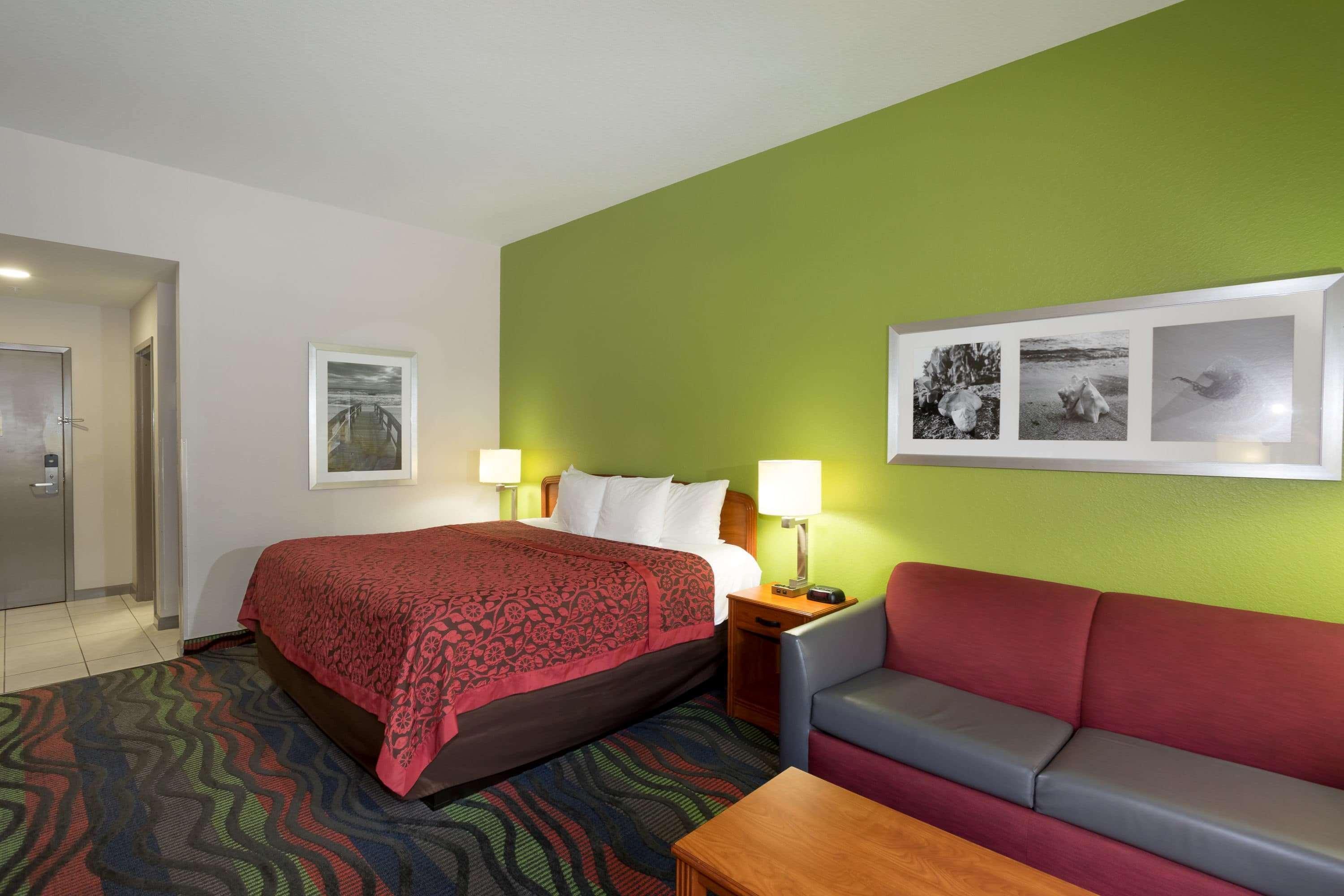 Days Inn & Suites By Wyndham Fort Myers Near Jetblue Park Bagian luar foto