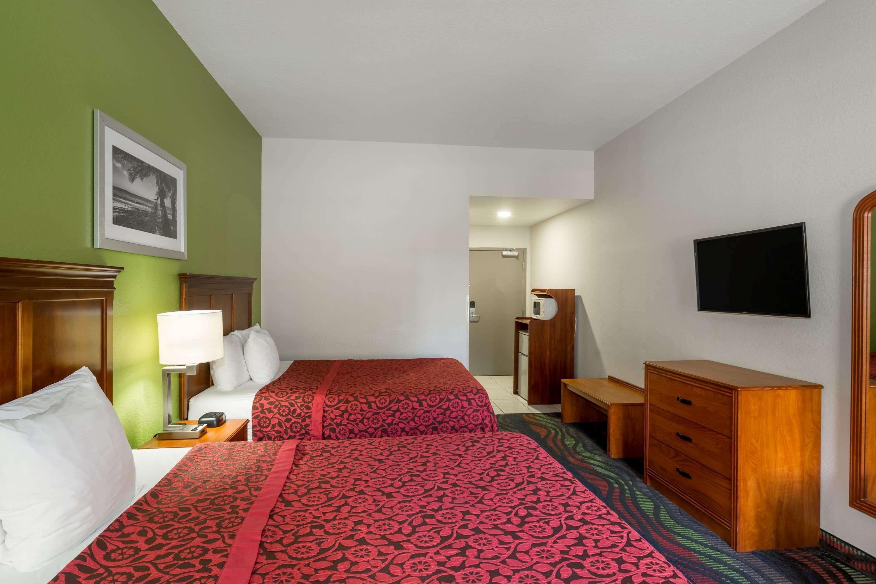 Days Inn & Suites By Wyndham Fort Myers Near Jetblue Park Bagian luar foto