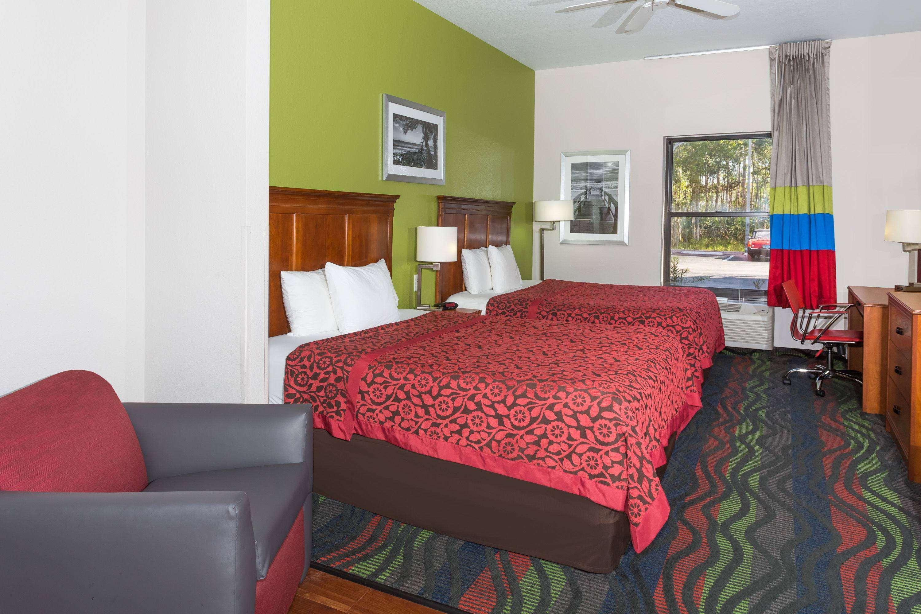 Days Inn & Suites By Wyndham Fort Myers Near Jetblue Park Bagian luar foto