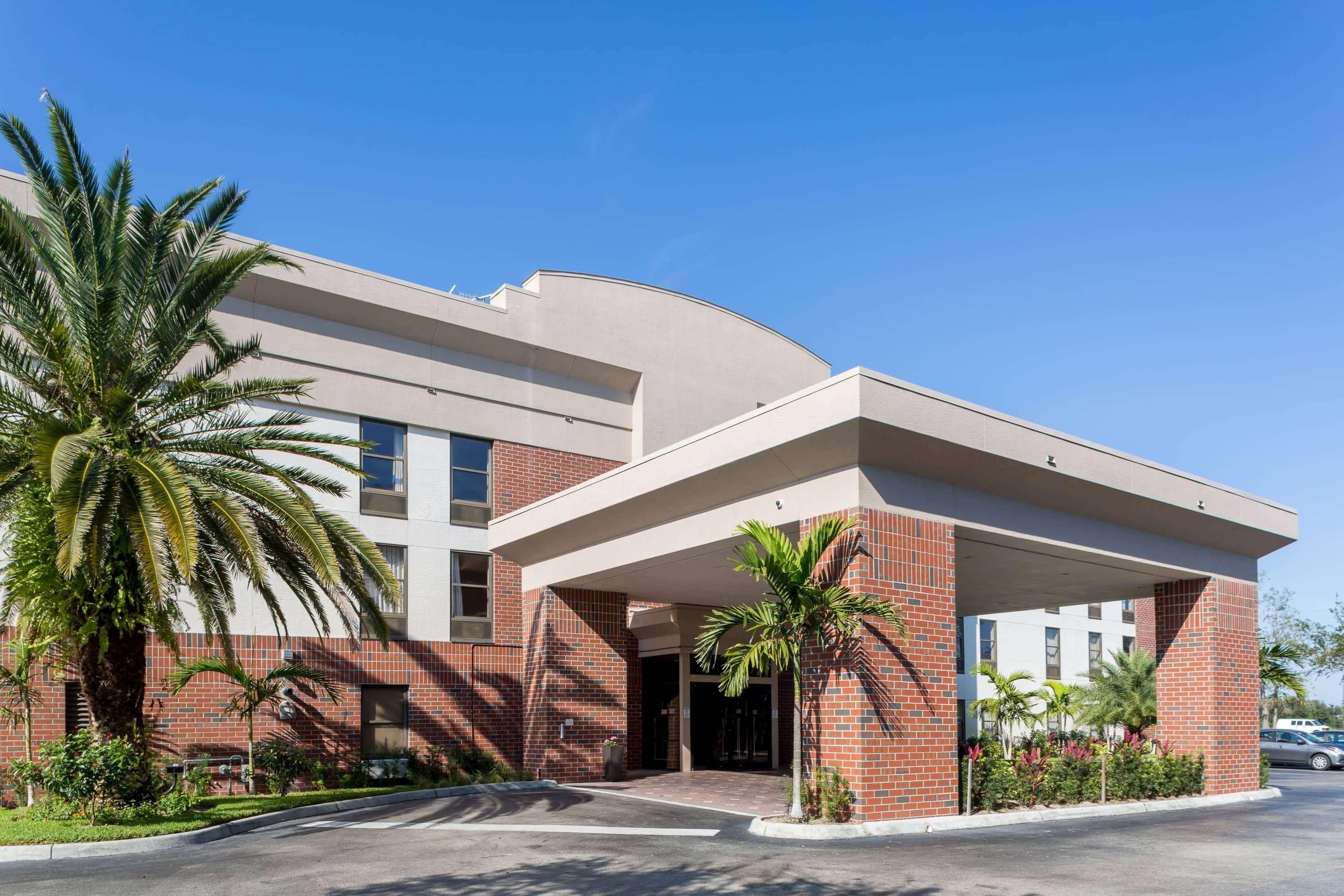 Days Inn & Suites By Wyndham Fort Myers Near Jetblue Park Bagian luar foto