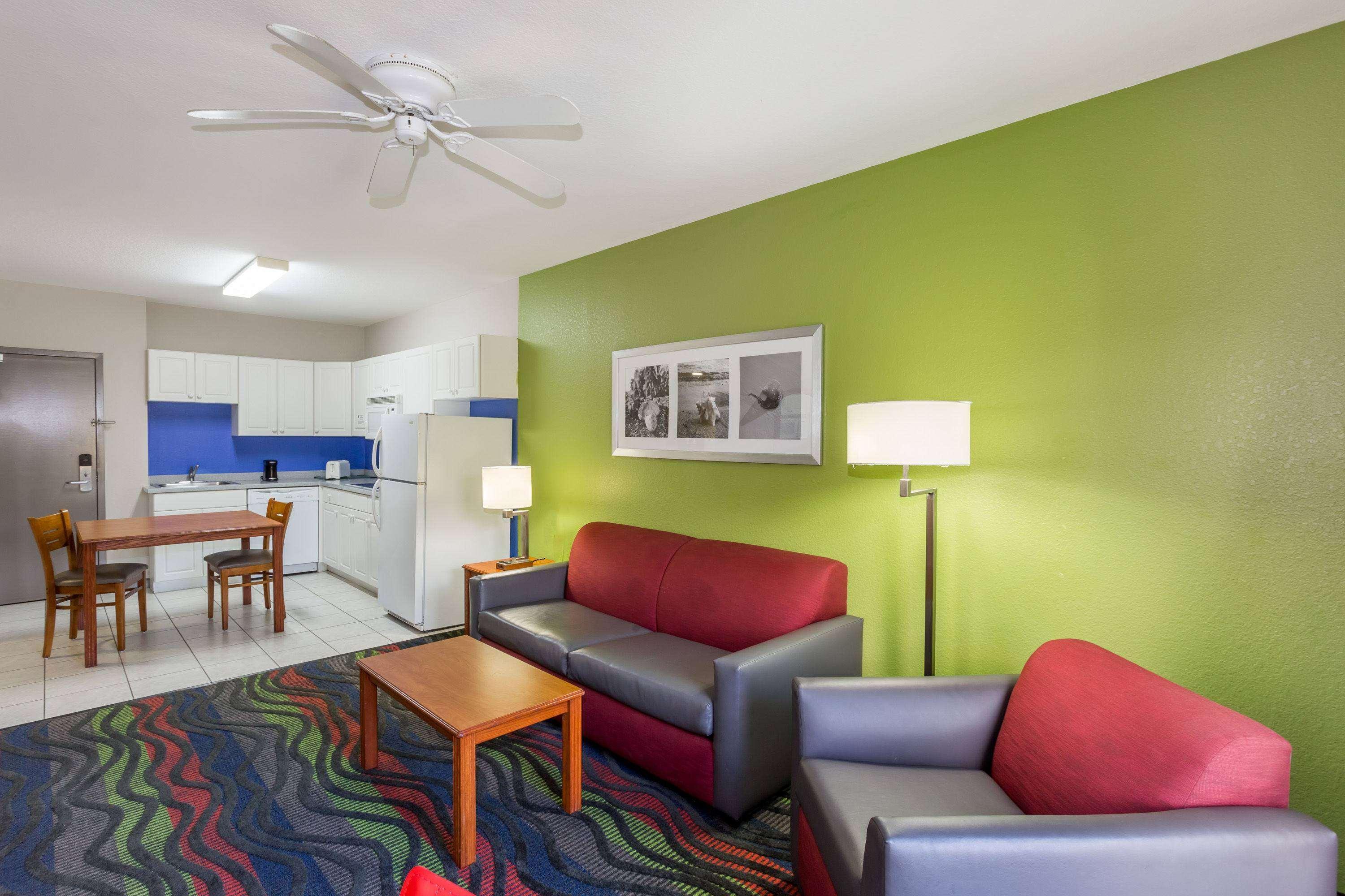 Days Inn & Suites By Wyndham Fort Myers Near Jetblue Park Bagian luar foto