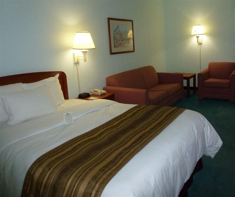 Days Inn & Suites By Wyndham Fort Myers Near Jetblue Park Ruang foto