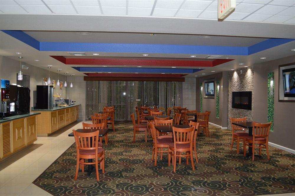 Days Inn & Suites By Wyndham Fort Myers Near Jetblue Park Bagian luar foto