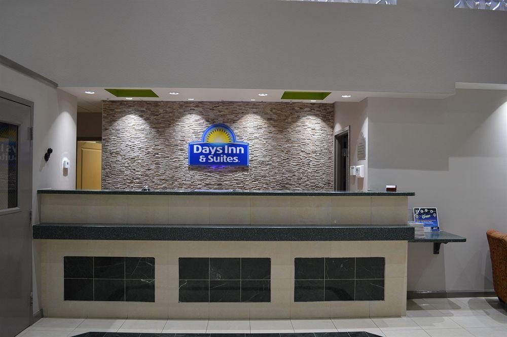 Days Inn & Suites By Wyndham Fort Myers Near Jetblue Park Bagian luar foto