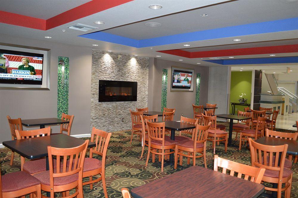 Days Inn & Suites By Wyndham Fort Myers Near Jetblue Park Bagian luar foto