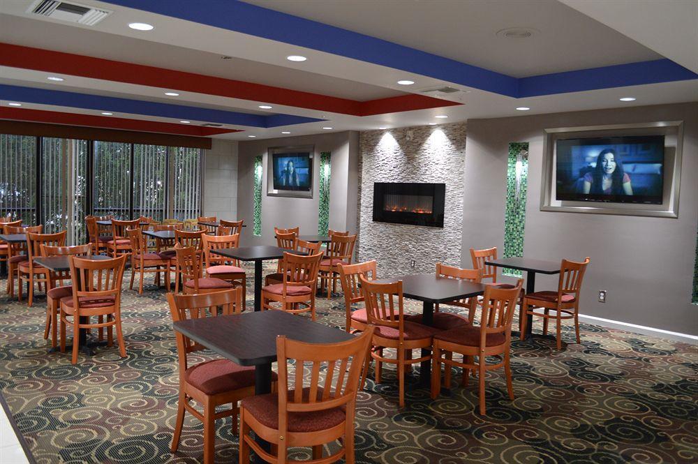 Days Inn & Suites By Wyndham Fort Myers Near Jetblue Park Bagian luar foto