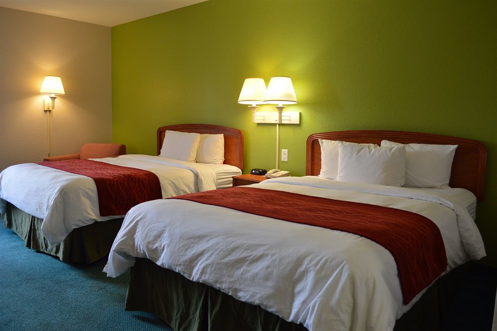 Days Inn & Suites By Wyndham Fort Myers Near Jetblue Park Bagian luar foto