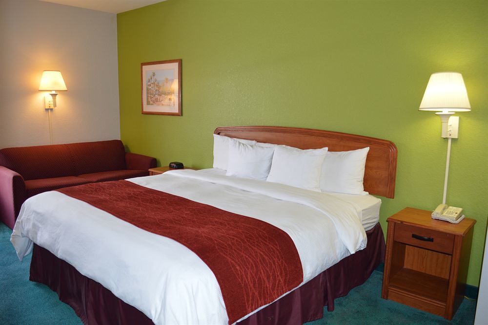 Days Inn & Suites By Wyndham Fort Myers Near Jetblue Park Bagian luar foto