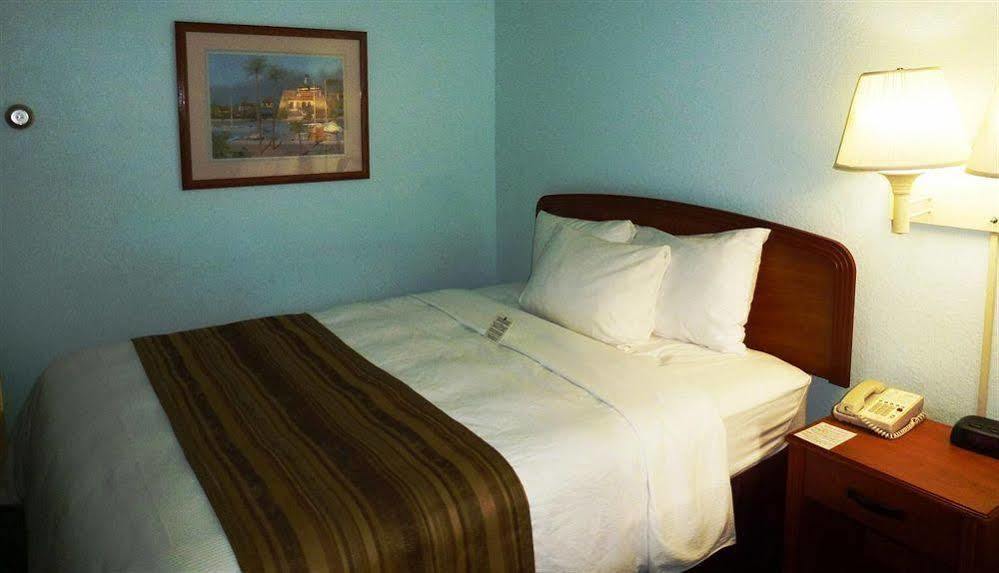 Days Inn & Suites By Wyndham Fort Myers Near Jetblue Park Bagian luar foto