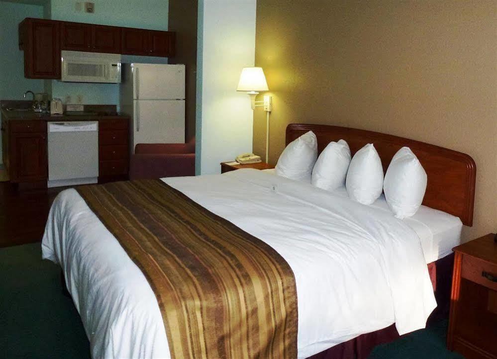 Days Inn & Suites By Wyndham Fort Myers Near Jetblue Park Bagian luar foto