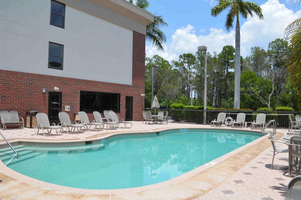 Days Inn & Suites By Wyndham Fort Myers Near Jetblue Park Bagian luar foto