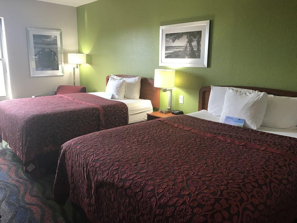 Days Inn & Suites By Wyndham Fort Myers Near Jetblue Park Bagian luar foto